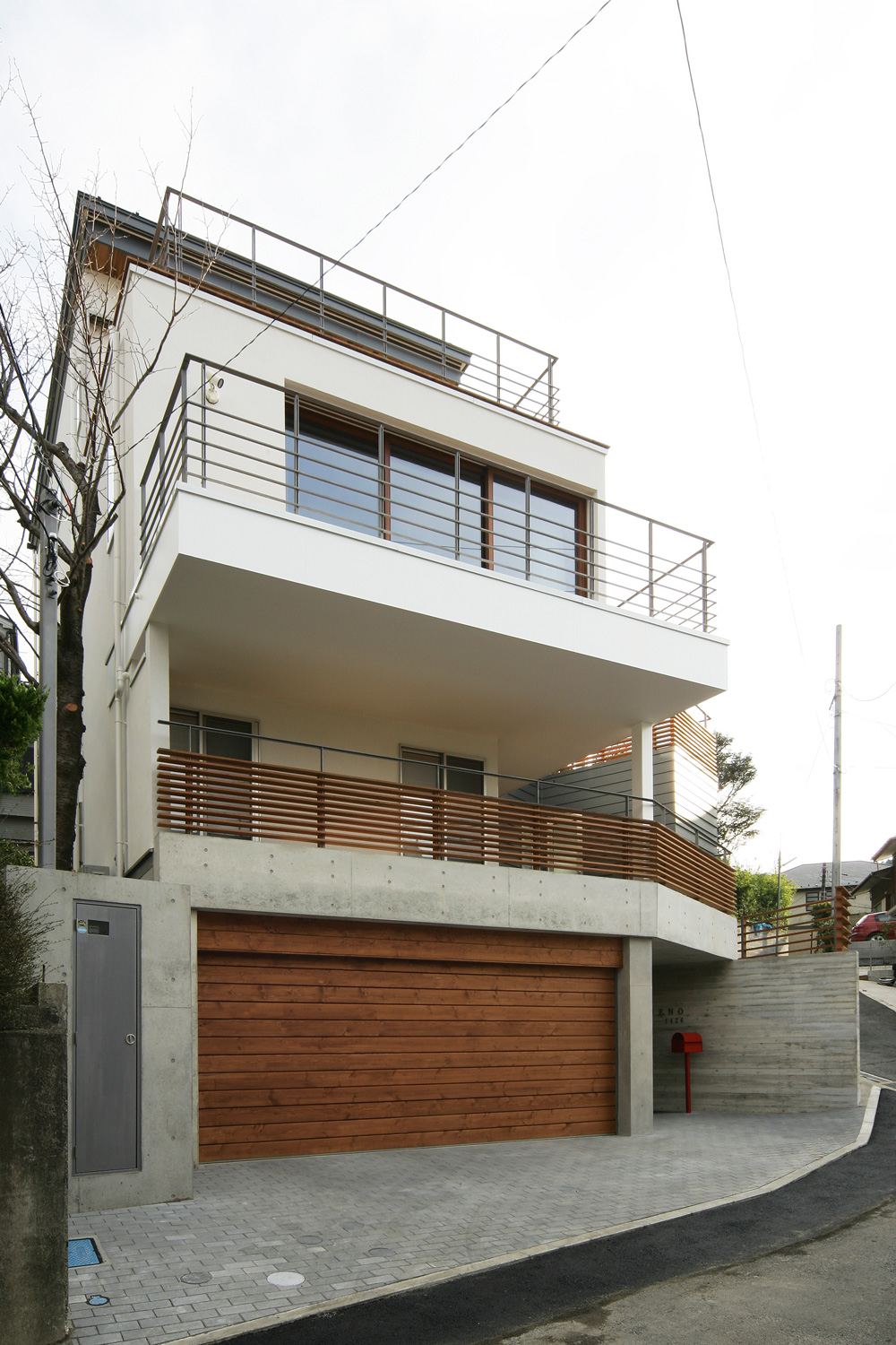 3階建てのビルトインガレージ